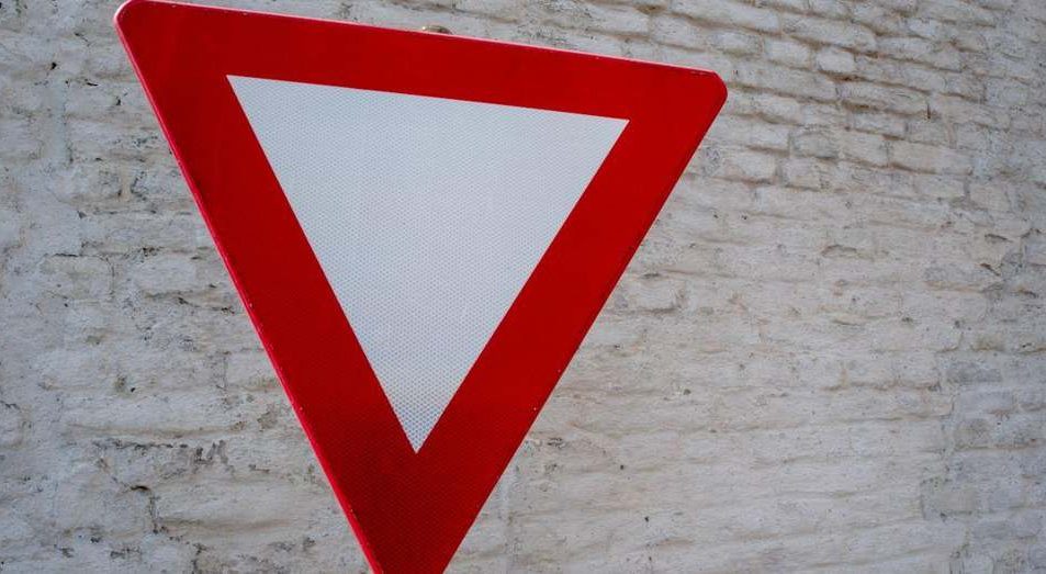 Voorrangsbord met retroreflecterende folie